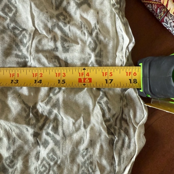 NWT Chico's Patterned Scarf/Wrap Approx 20x72 Off White & Gray - Picture 7 of 7